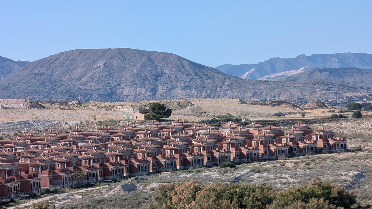Casas abandonadas y a mitad de construir en  el ‘Chernóbil urbanístico’ de Fortuna Hill