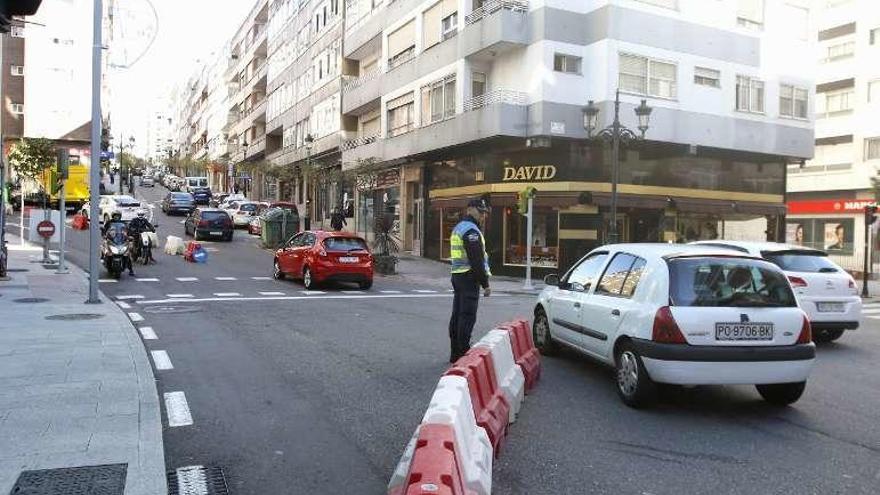 Un agente municipal controla el tráfico tras los cambios. // Alba Villar