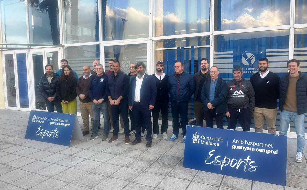 El Conseller de Deportes, Pedro Bestard, junto con los representantes de los 14 clubes de Mallorca que participan en el programa "Jugam amb l'Elit".