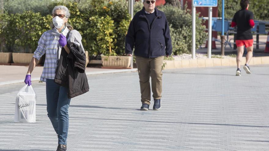 Playa de El Postiguet cerrada por la amenaza del coronavirus en Alicante