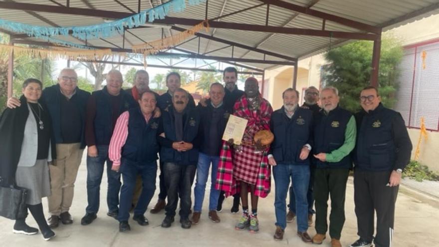 Un guerrero masai comparte mesa y mantel con los Amigos del Arroz con Costra de Elche