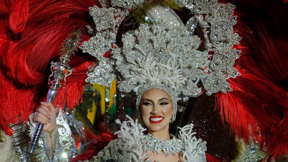 La reina del Carnaval de Maspalomas 2023, con el cetro en la mano.