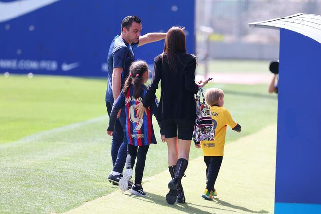 La familia de Xavi se acercó hasta el entrenamiento del primer equipo: Su hija, Asia, eligió la camiseta de Lewandowski, mientras que Dan se decantó por la de Pedri