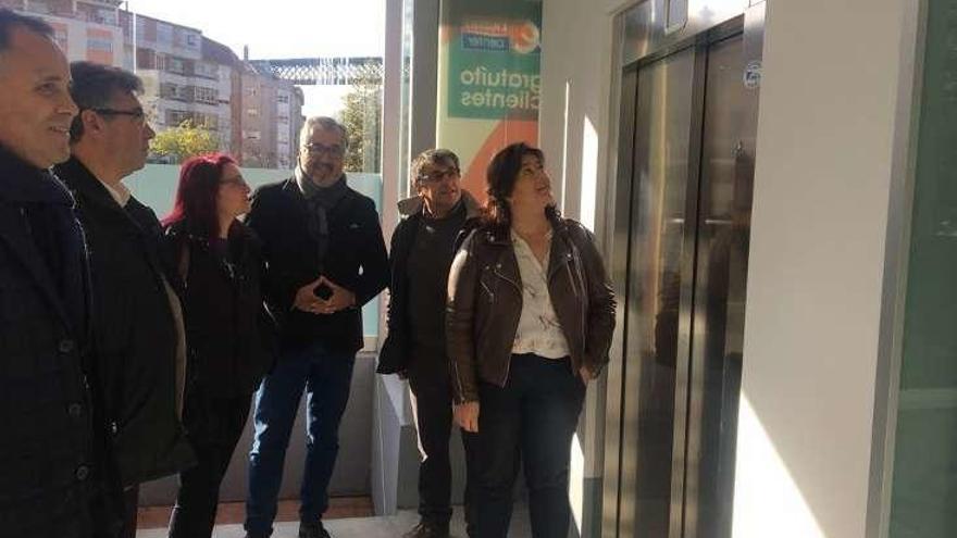 Miembros del gobierno local en la inauguración del ascensor.