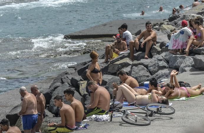 06/08/2017 LAS PALMAS DE GRAN CANARIA.  Calima , calor y un baño refrescante en las piscinas de  La Laja.  FOTO: J.PÉREZ CURBELO