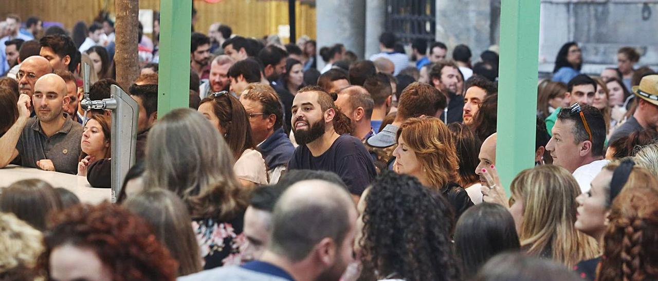 Ambiente festivo en los chiringuitos de la Plaza Porlier antes de la pandemia.