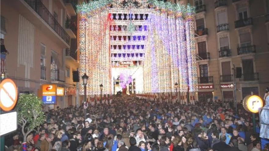 La inauguración de las luces congregó anoche en Russafa a miles de personas. La competición se decidirá esta noche.