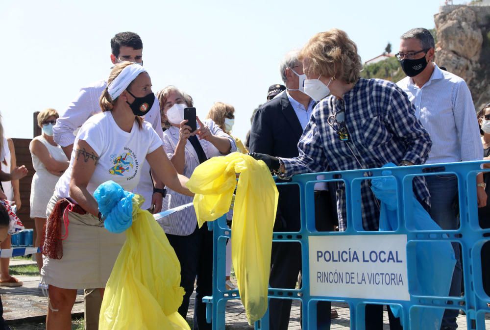 La Reina Sofía participa en una recogida de residuos en una playa de Rincón