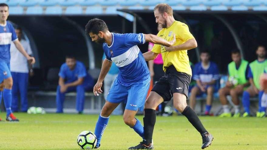 Un jugador del Gran Peña protege el balón ante la presión de un rival. // Cristina Graña