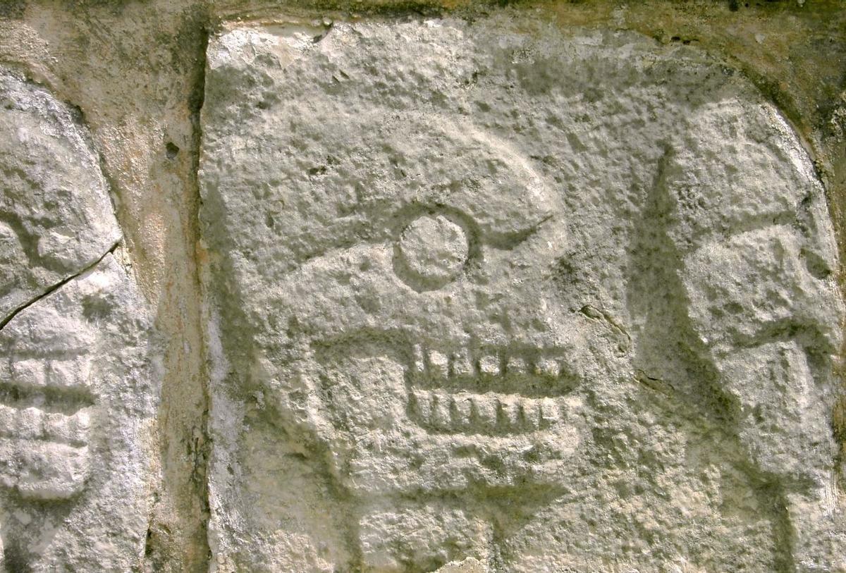 Detalle de un mural maya hallado en el complejo de Tzompantli en el que se retrata un sacrificio ritual.