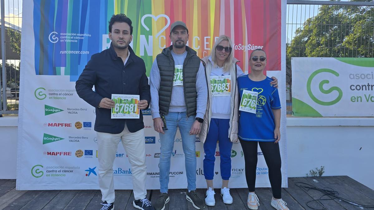 Raúl de Ruiz, junto a Ángel Gallardo a la izquierda, y en el lateral derecho, Eva Padilla, durante una Runcáncer.