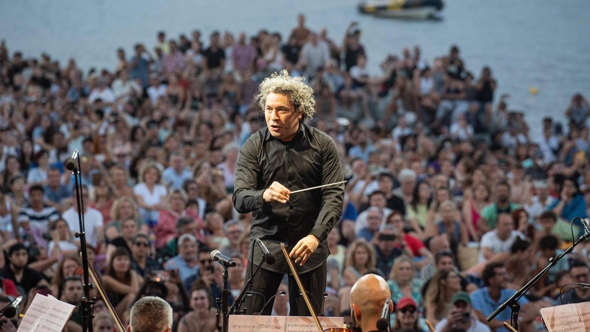 Dudamel dirige en la playa a la Sinfónica del Liceu