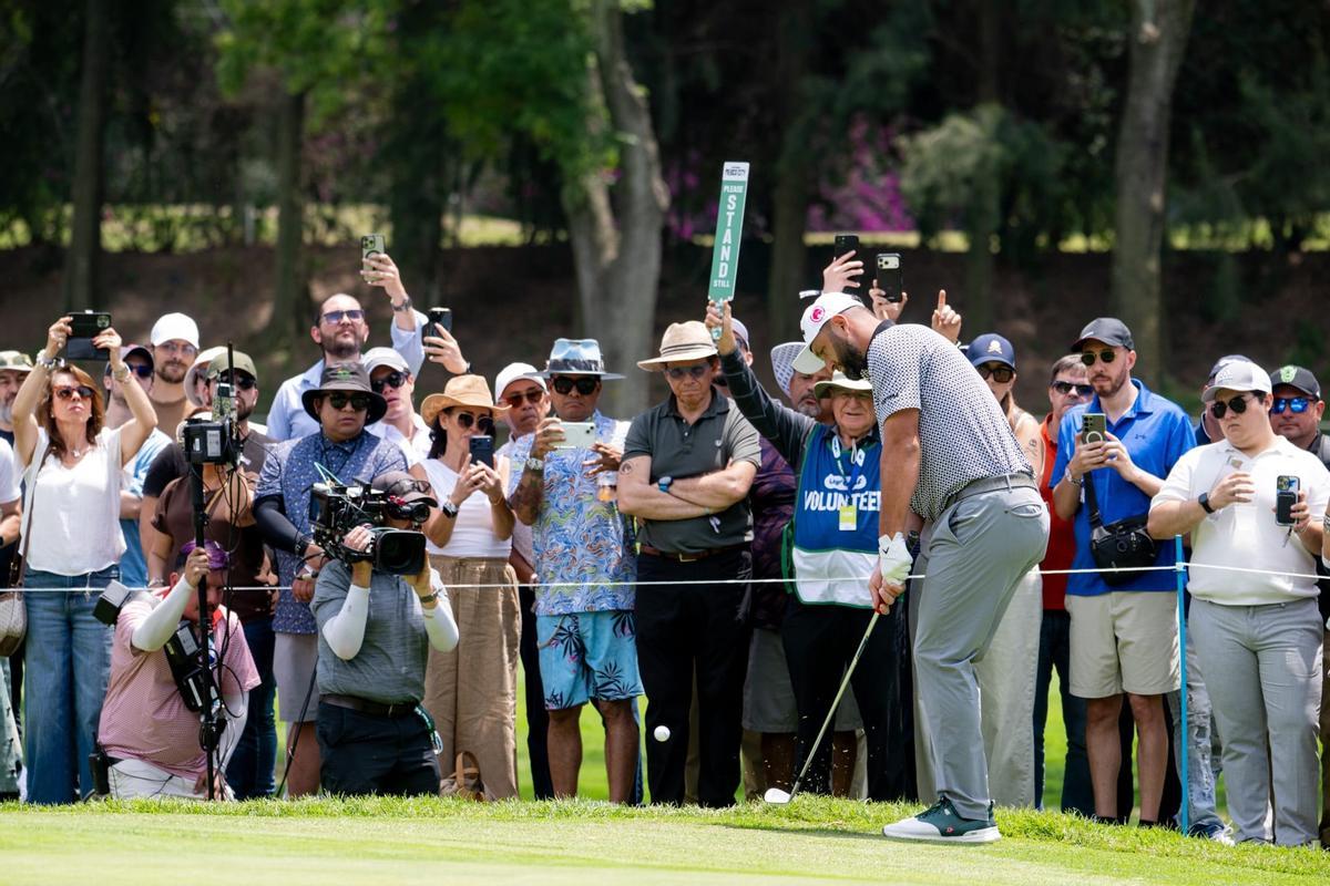 Los aficionados locales siguen de cerca la actuación del español Jon Rahm