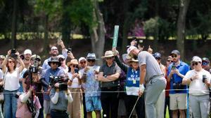Los aficionados locales siguen de cerca la actuación del español Jon Rahm