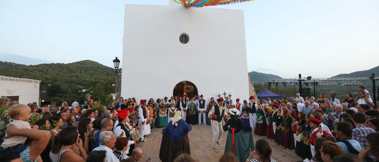 El libro es un repaso a la tradición ibicenca.