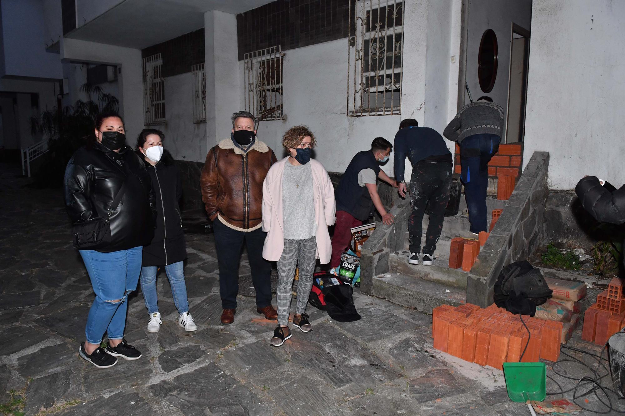 Los vecinos del Barrio de las Flores tapian por su cuenta la casa de la que desalojaron ocupas