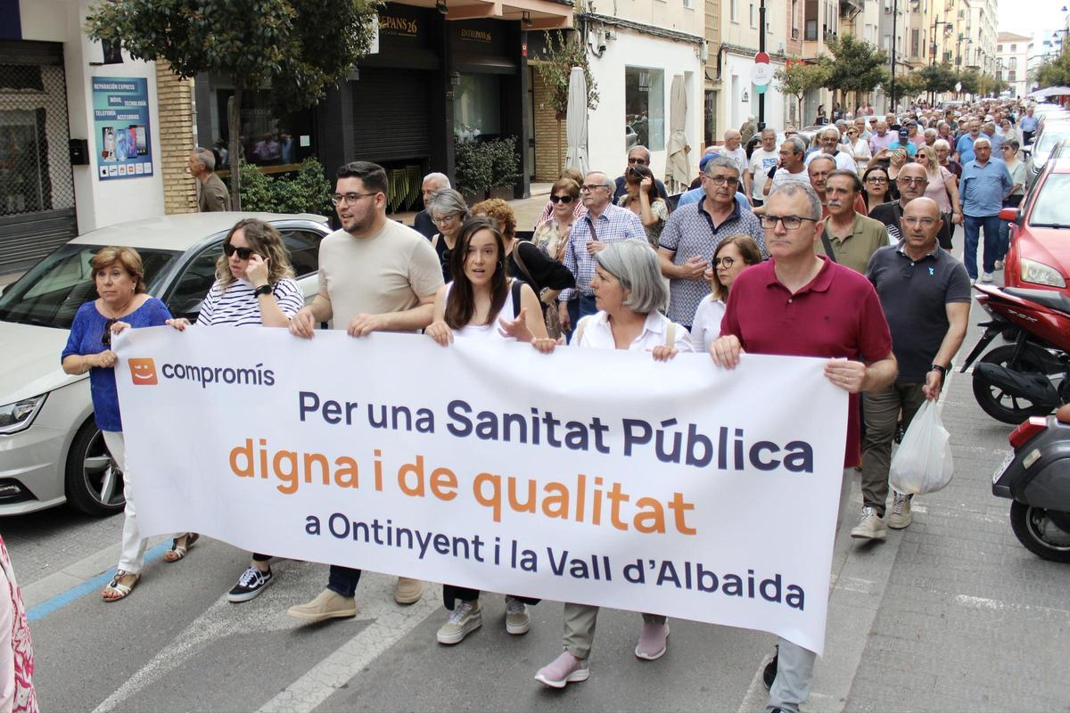 Dirigentes de Compromís en la manifestación por la sanidad pública en Ontinyent.