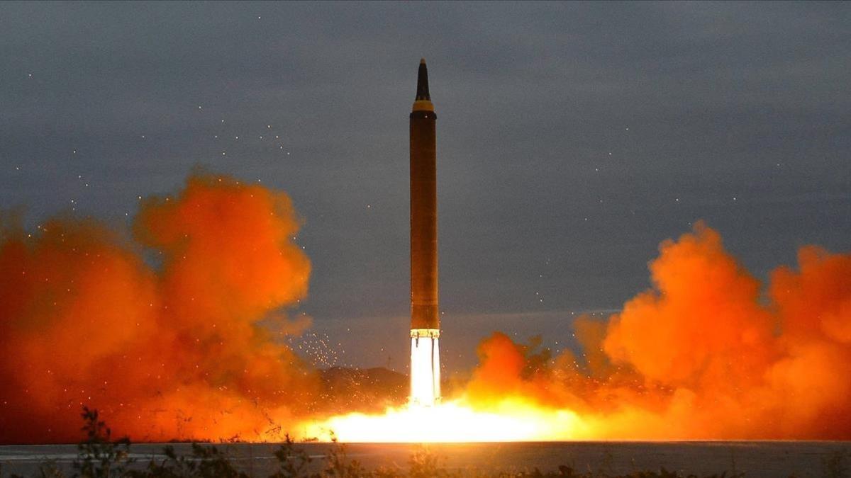 Lanzamiento de un misil balístico de alcance intermedio desde una ubicación desconocida de Corea del Norte, en una foto cedida por la agencia KCNA, el 29 de agosto del 2017.