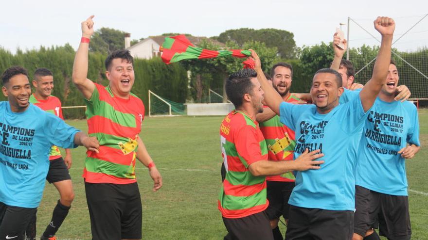 Els jugadors del Garriguella, celebrant el títol