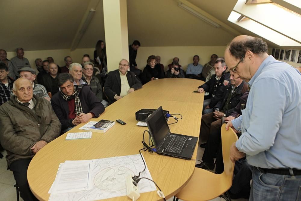 Técnico de la consejería habla de la polilla con los vecinos de Monteana