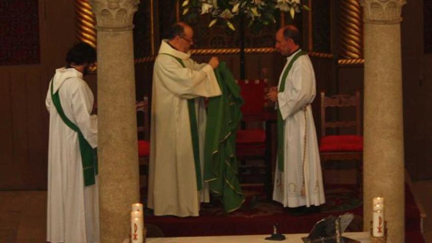 Sobre estas líneas, Luis Manuel Muiña, celebrando su primera misa como párroco de San Julián de Somió. A la izquierda, el arcipreste de Gijón, Herminio González Llaca, le coloca a Muiña la  casulla. | teresa requejo