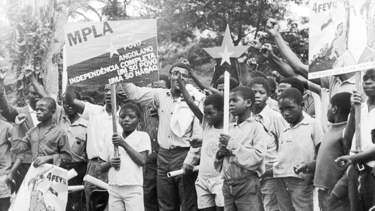 Angoleños celebran la independencia de Portugal tras una larga y cruenta guerra colonial (1961 - 1975).