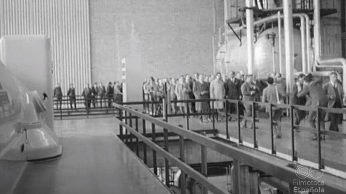 Visita de las autoridades a la inauguración de la planta en 1966.