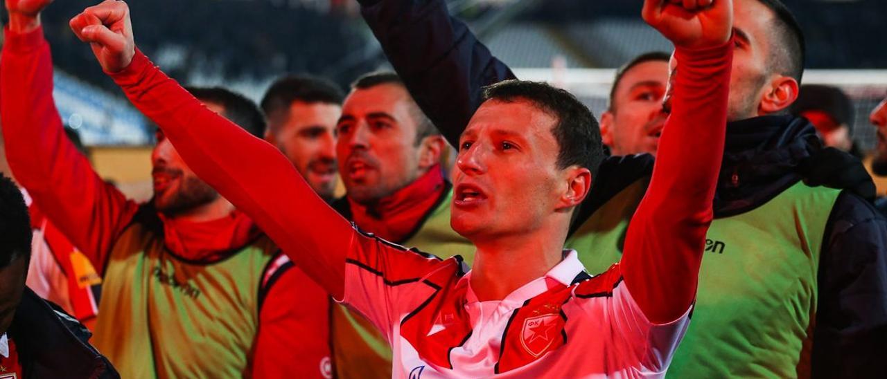 Los jugadores del Estrella Roja, con Gazprom en el pecho, celebran el triunfo ante el Partizan.