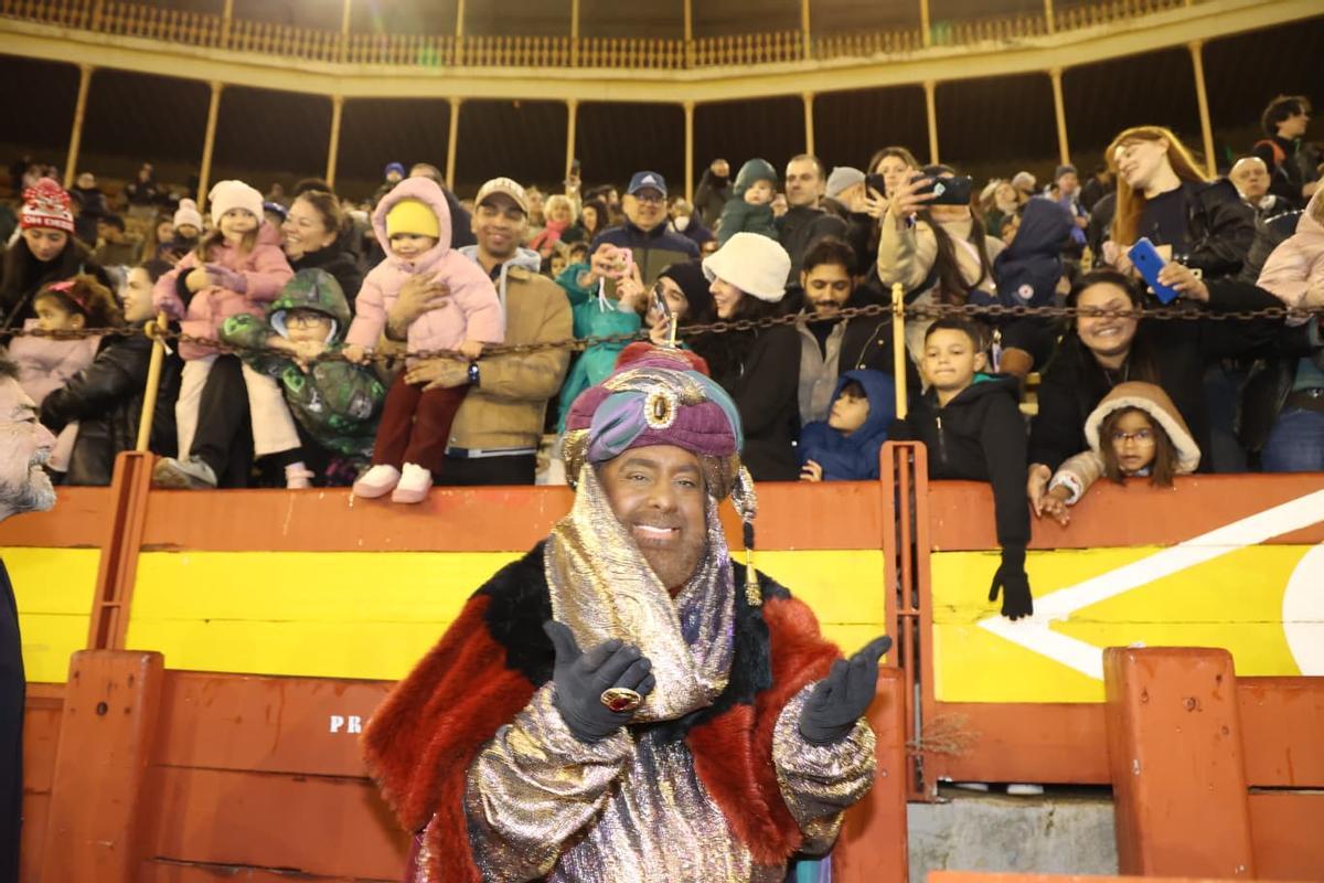 Alicante se rinde a los Reyes Magos pese a la lluvia: así se vivió la recepción en la plaza de toros