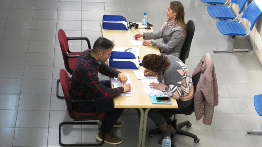 Uno de los aspirantes inscribiéndose para la bolsa de empleo