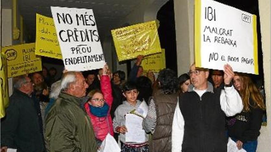 Els veïns i membres d&#039;Assemblea per Vilajuïga ahir a mitja tarda entregant les al·legacions.