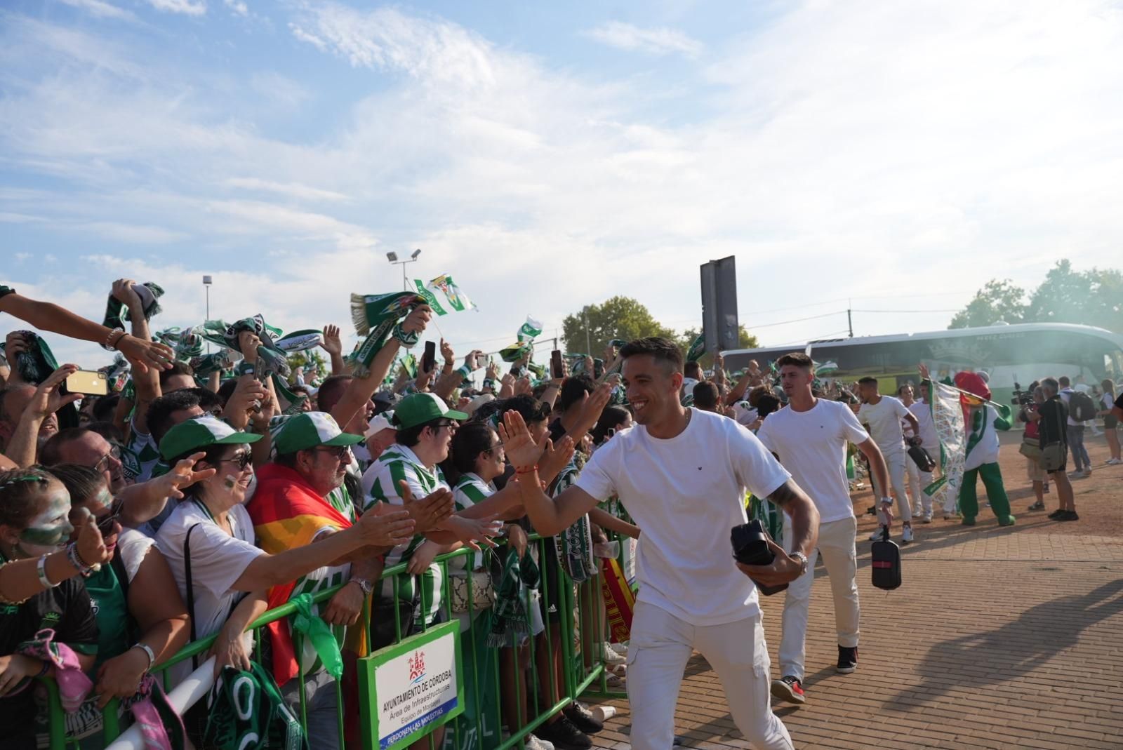 Así recibió la afición del Córdoba CF al autobús del equipo en El Arenal