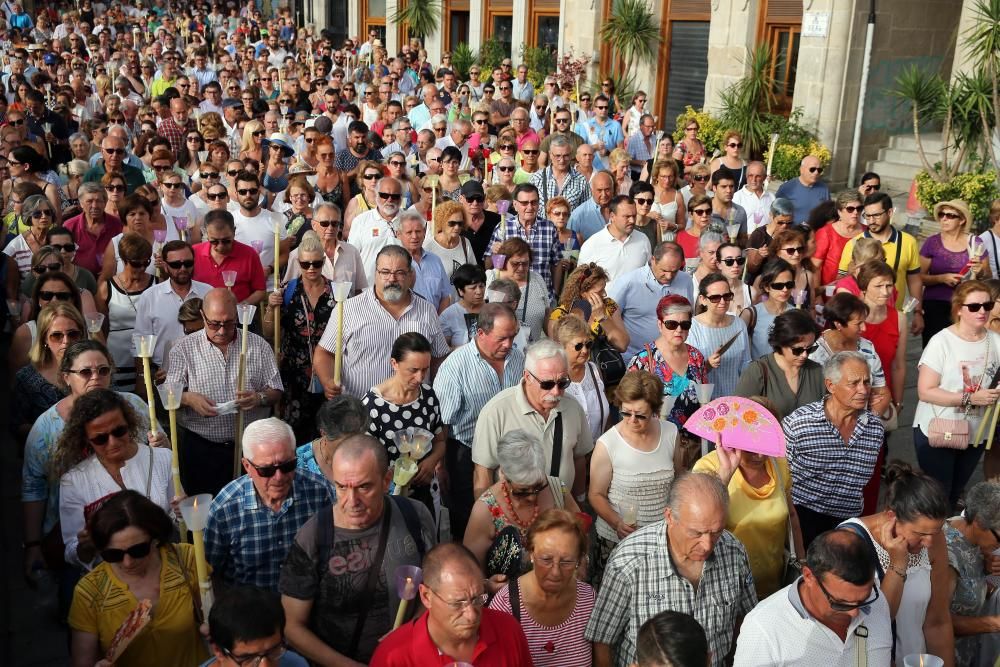 Miles de fieles acompañan a la imagen del nazareno en la tradicional procesión por el centro de la ciudad con principio y final en la Colegiata.