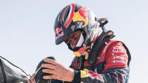 Sainz es complica el cinquè ‘Touareg’ al bolcar a les dunes