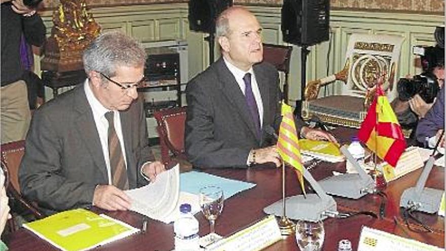 El conseller d&#039;Interior, Joan Saura, al costat del ministre de Política Territorial, Manuel Chaves.