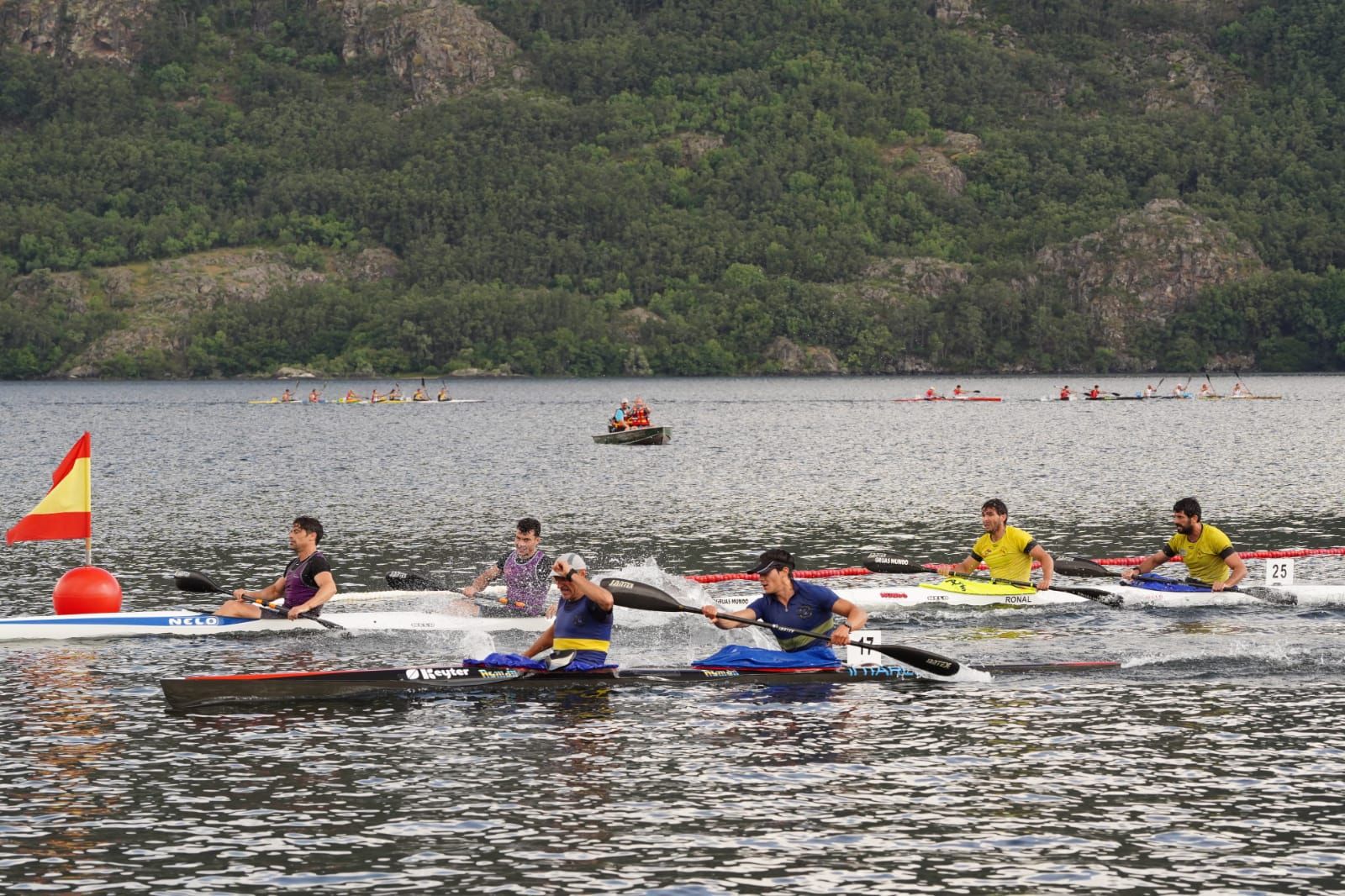 GALERÍA | La regata de piragüismo del Lago de Sanabria, en imágenes