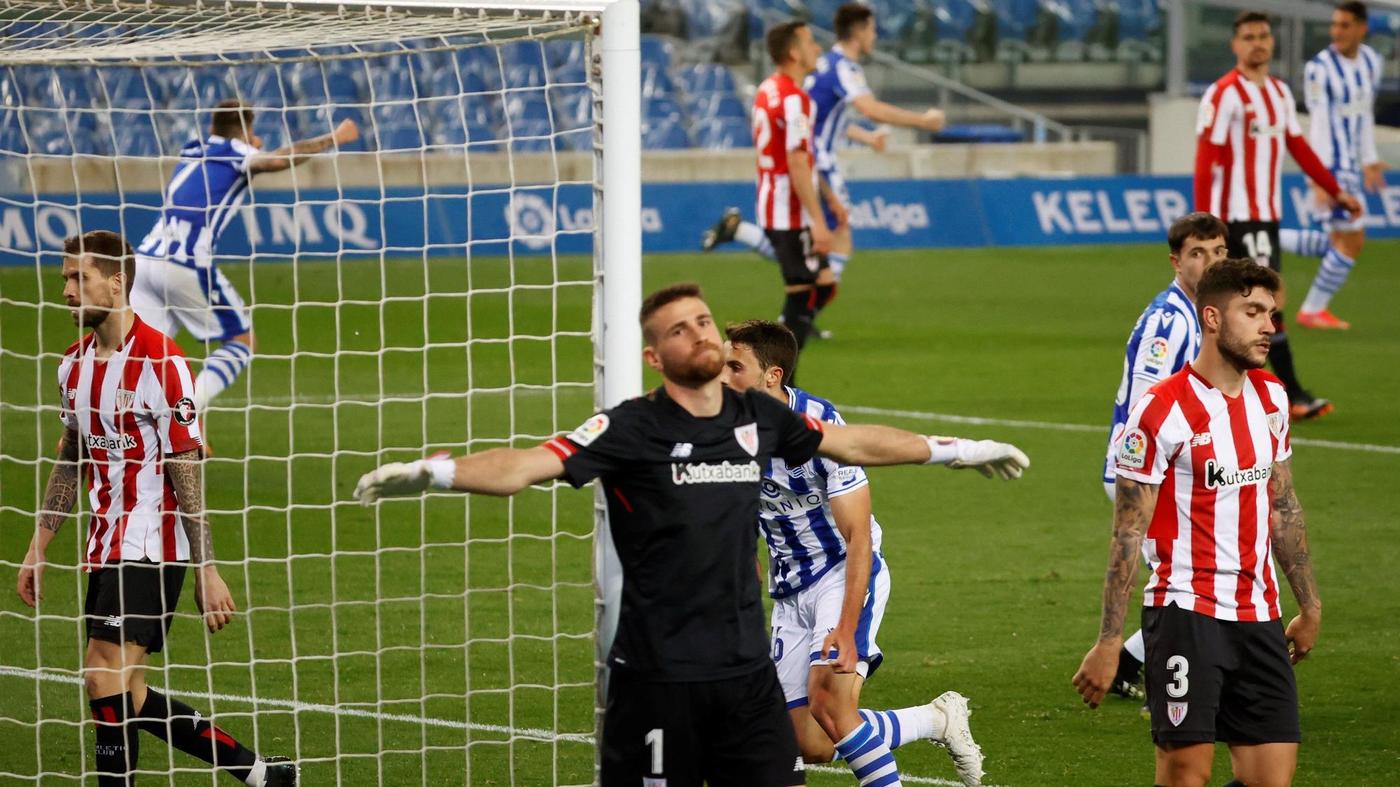 El portero Unai Simón, resignado tras encajar el tanto del empate de la Real.