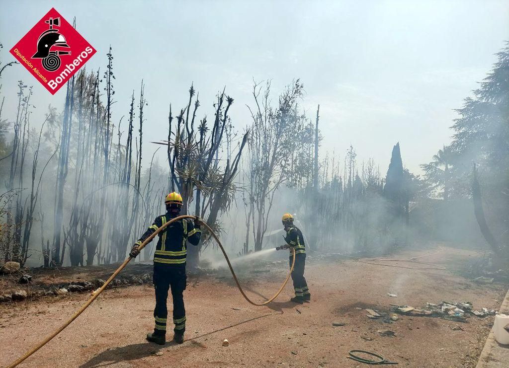 Los bomberos intervienen en un incendio forestal en Murov