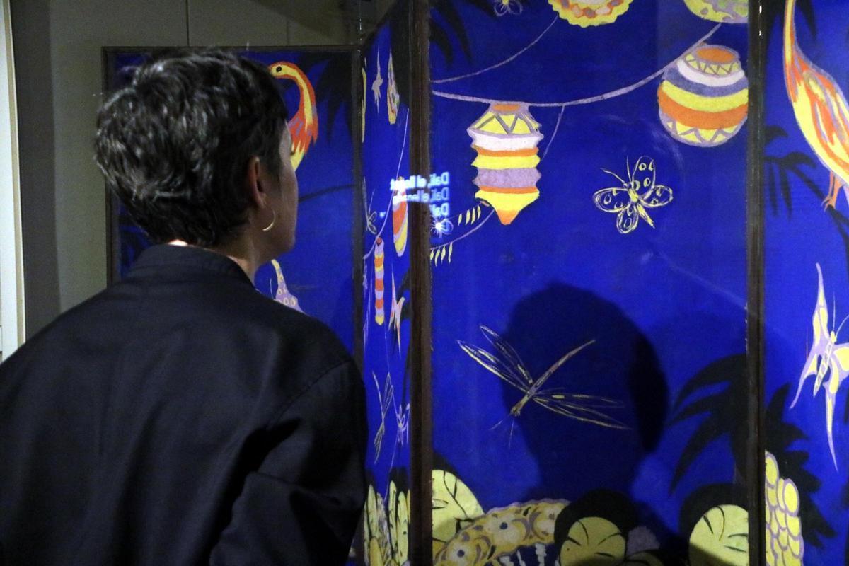 Una dona observant el paravent de Salvador Dalí