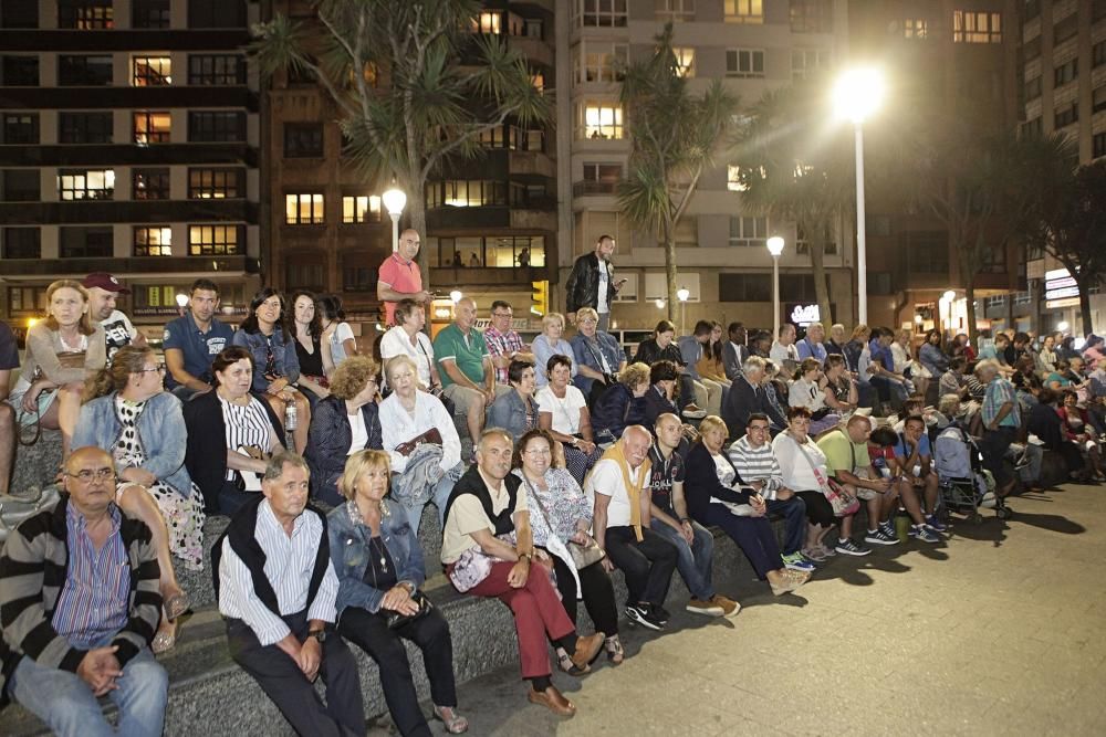 Espectáculo pirotécnico en las fiestas de Begoña, en Gijón.