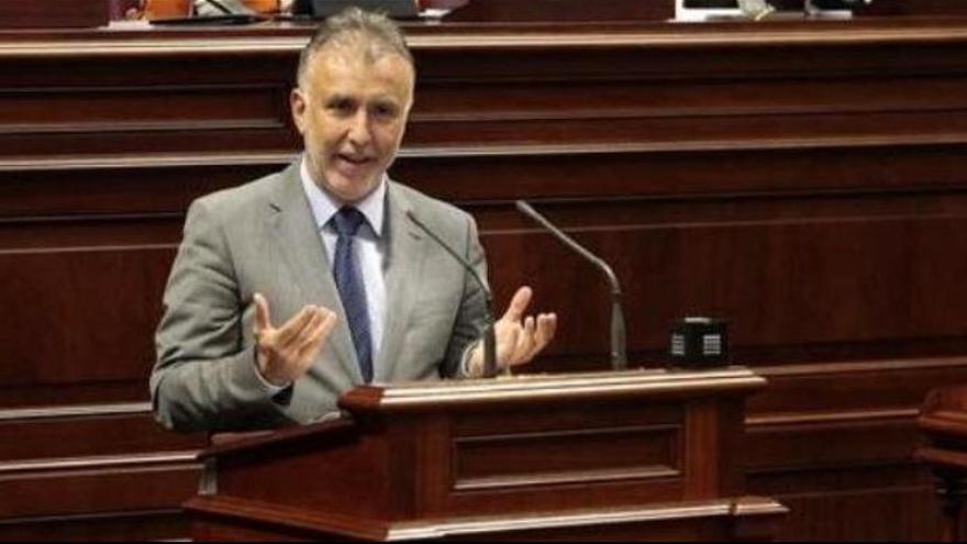 El presidente del Gobierno de Canarias, el socialista Ángel Víctor Torres, en el Parlamento.