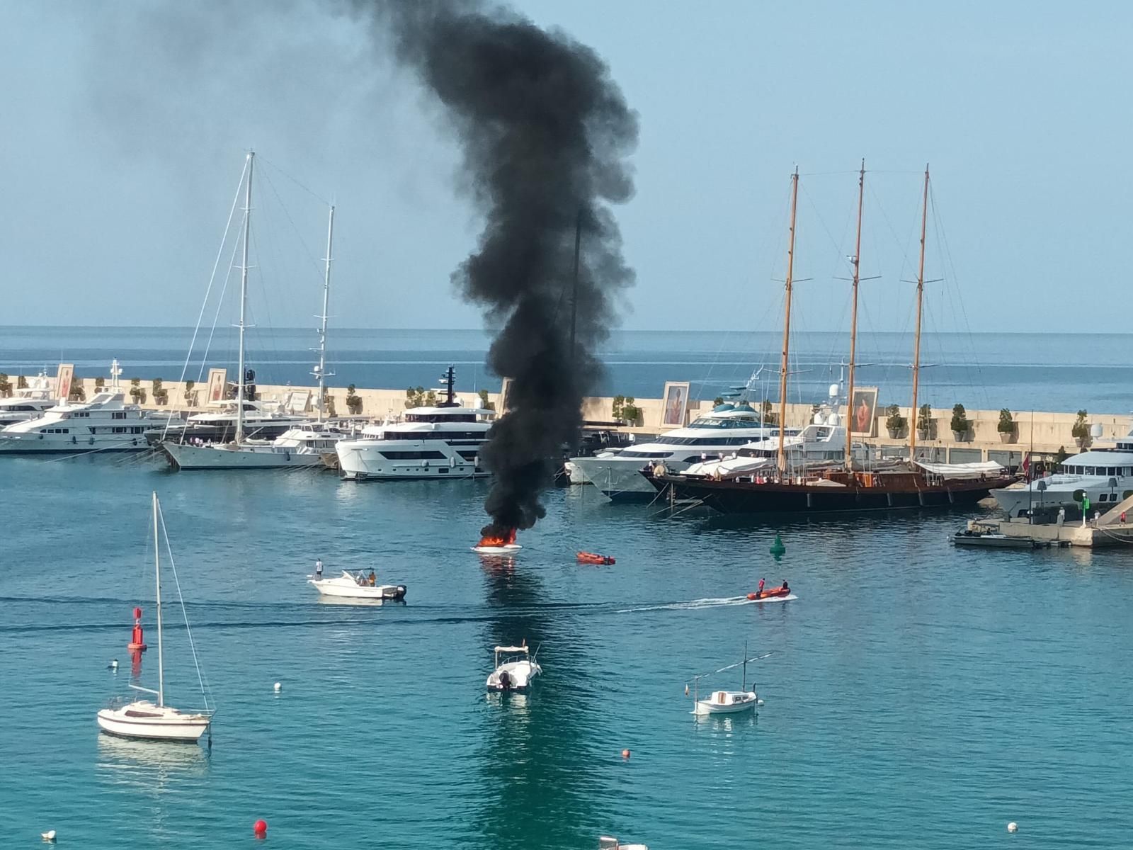 Un incendio destruye una barca en Port Adriano