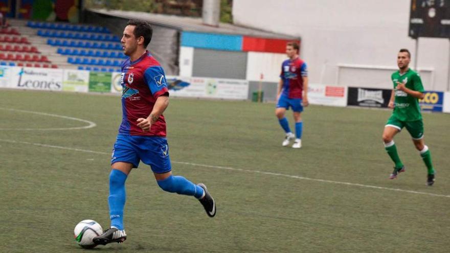 Pelayo Pedrayes conduce el balón durante un partido del Langreo.