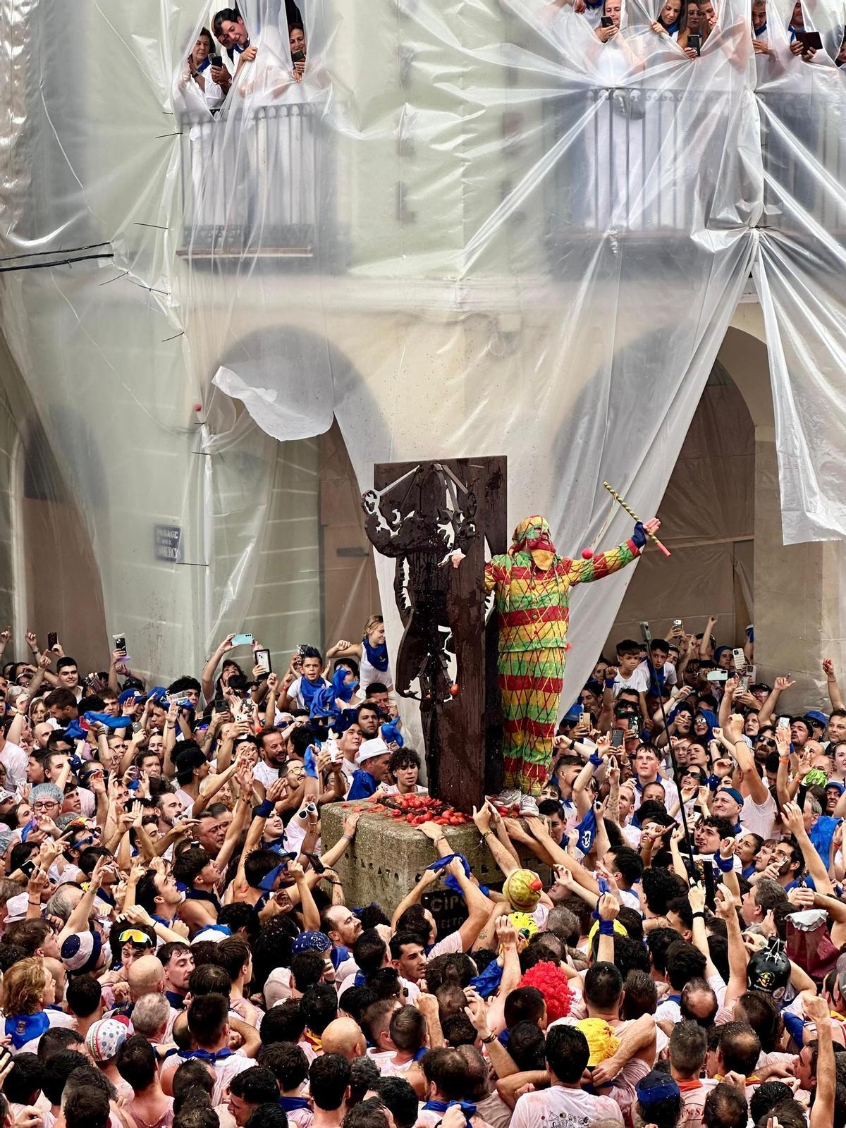 El Cipotegato llegando a la estatua tras el recorrido que da inicio a las Fiestas Patronales
