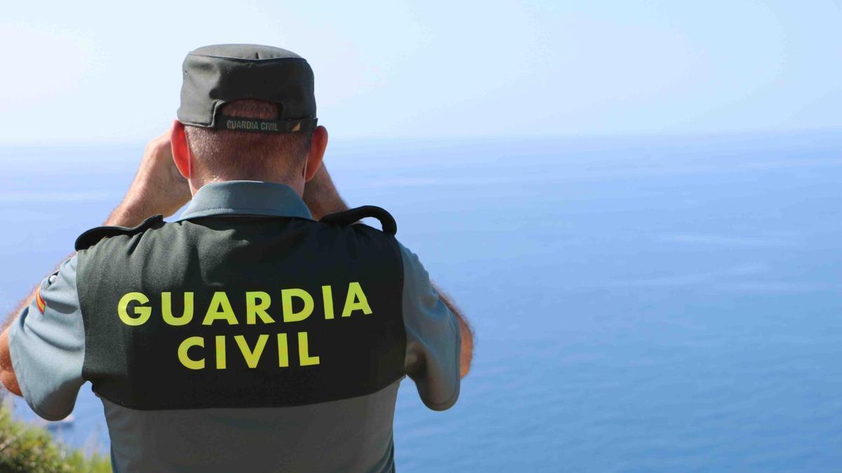 La Guardia Civil ha rastreado la zona por si hubiera más fardos con droga.