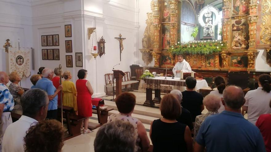 Vecinos y cofrades asisten a la misa de cabildo de la cofradía de la Virgen del Canto oficiada en la ermita. | M. J. C.