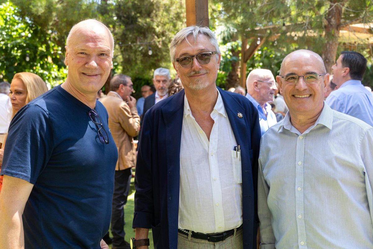 Juan Antonio Gómez Moya, informático del Hospital, y, al otro lado, Paco Soriano, el actual gerente del Hospital de Alicante.