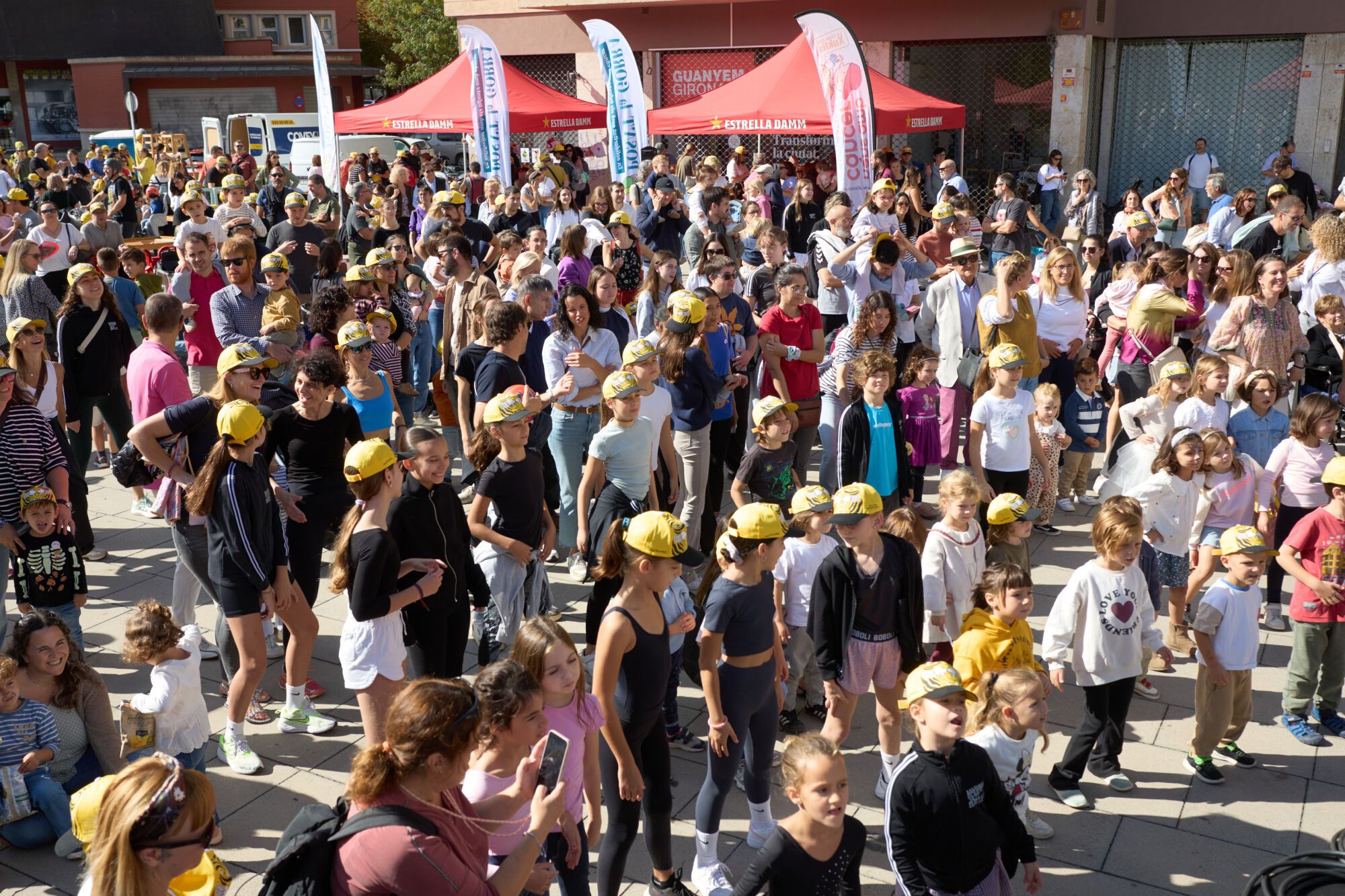Possat la gorra contra el cancer infantil a la plaça Salvador Espriu de Girona