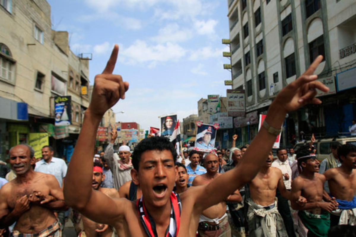 Un grup de manifestants criden consignes contra el president Alí Abdul·là Salih i exigeixen la seva destitució a la ciutat de Taiz (Iemen).