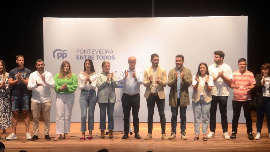 Matías González Cañón, en el centro, entre López y Durán, en el mitin central de A Illa.